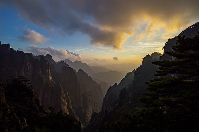 2-Day Private Trip to Huangshan and Hongcun from Shanghai with Accommodation - Day 1 on Huangshan: cable car to peaks, pines, and a sunset loop