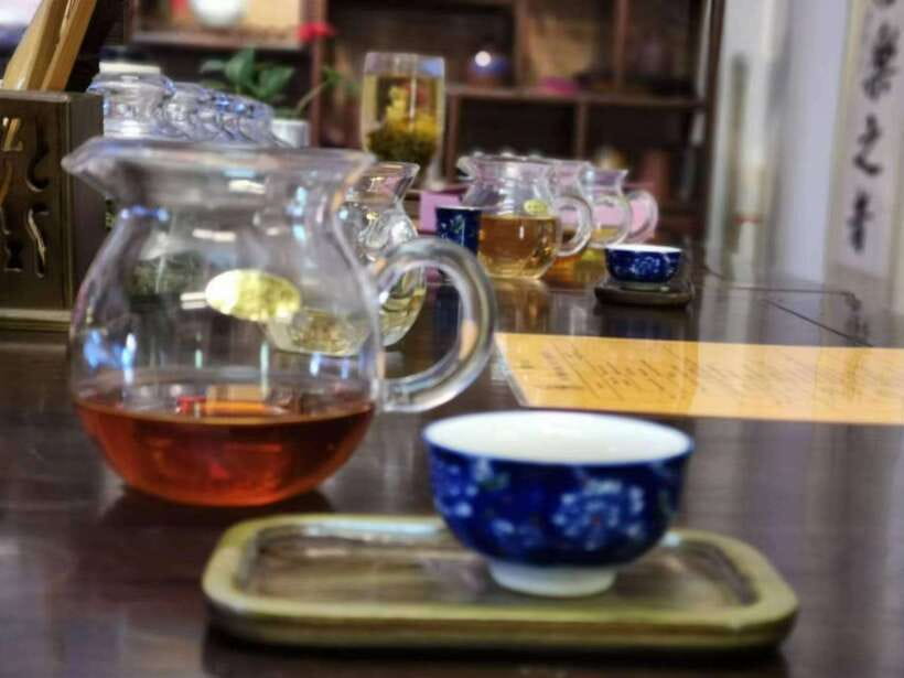 4-Hour Shanghai Best Garden and Temple Tour with Tea Tasting - Old Town Bazaar and the nine lucky bridge stroll