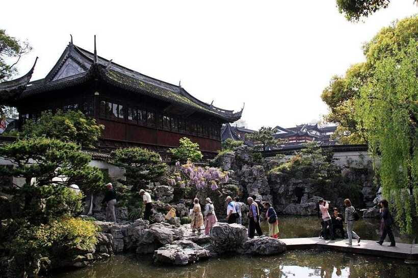 4-Hour Shanghai Best Garden and Temple Tour with Tea Tasting - Yu Garden’s 500-year-old design: ponds, pavilions, and the dragon wall