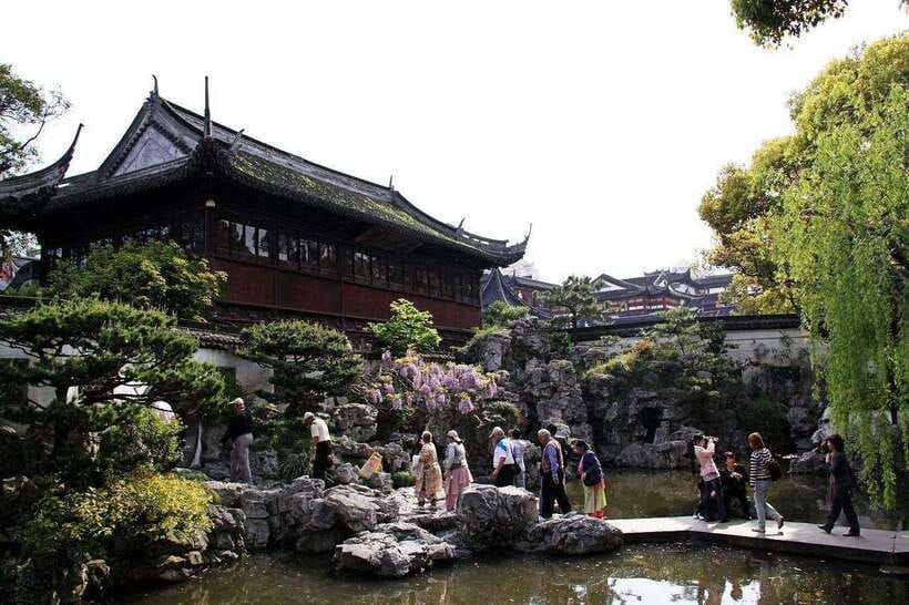 4-Hour Shanghai City Private Tour by German-Speaking Guide - Yu Garden: classic garden design, dragon wall, and pavilion pond views