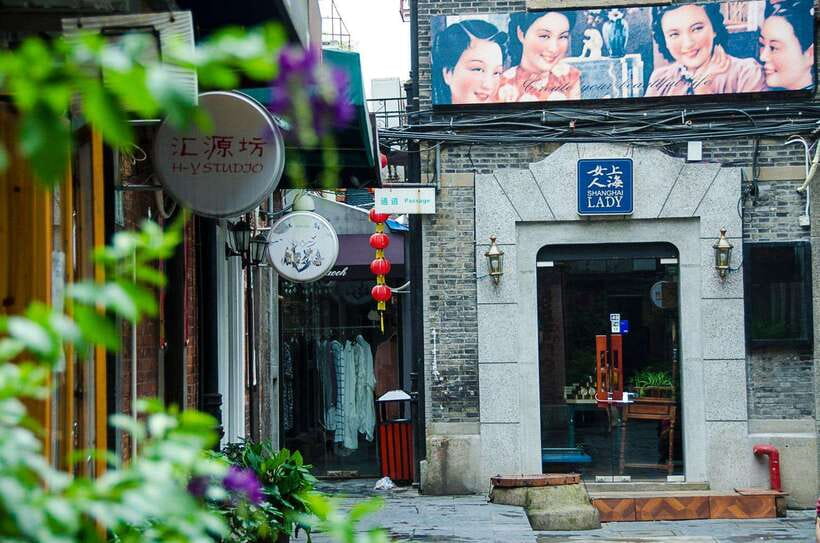 4-Hour Shanghai City Private Tour by German-Speaking Guide - The Bund and Huangpu River promenade: lover’s wall to the skyline icons