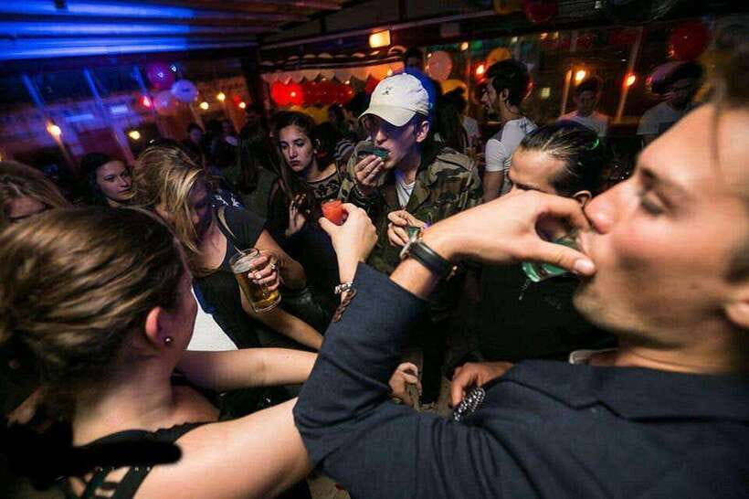 4-Hour Shanghai Pub Crawl (bars & nightclub hopping) - Guides in Action: Tony, Mao, and fast pivots