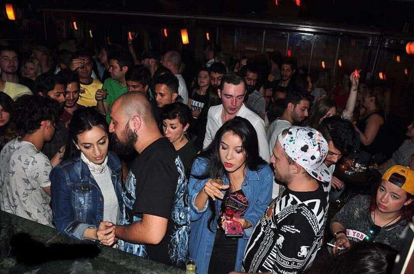 4-Hour Shanghai Pub Crawl (bars & nightclub hopping) - Meeting New People Without Forcing It