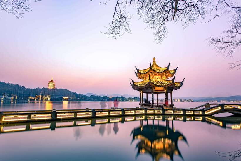 From Shanghai: Hangzhou Private Day Trip by Bullet Train - HuaGang Park Fish Viewing: A Short Stop With Big Visual Payoff