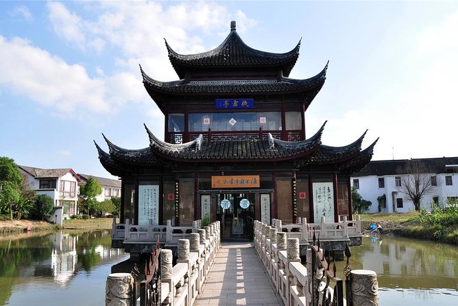 Half Day Private Tour to Zhaojialou Ancient Town with Lunch and Boat Ride - Entering Zhaojialou Ancient Town: old streets, markets, and a garden