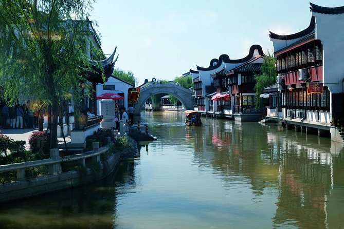Private Shanghai Layover Tour to Zhaojialou Water Town with Lunch or Dinner - Who should book this tour, and who should skip it