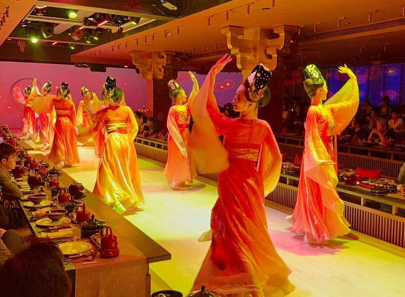 Shanghai Guided Royal Banquet Photo (Incl) with Massage Opt - A Royal Banquet in Shanghai That Feels Like You Have a Script