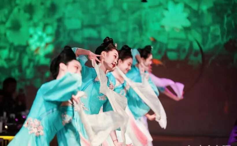 Shanghai: Royal Banquet with Chinese Cultural Performance - What kind of traveler should choose this?