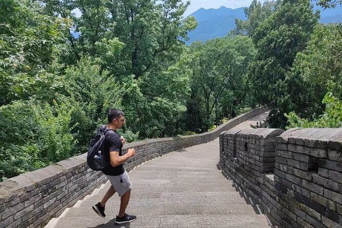 Shanghai: Southern Great Wall Day Trip by Bullet Train - Linhai lunch and Donghu Garden: the calm before the wall