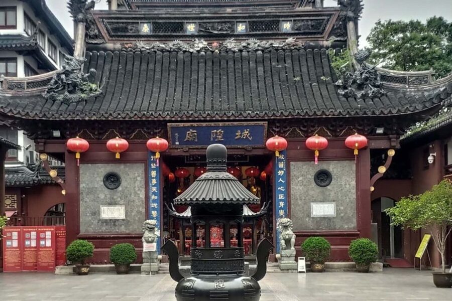 Shanghai: Yu Garden and City God Temple Walking Tour - The tea shop stop: tasting high-end Chinese teas with guidance